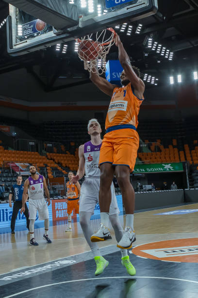 将球稳稳送 将球稳稳送